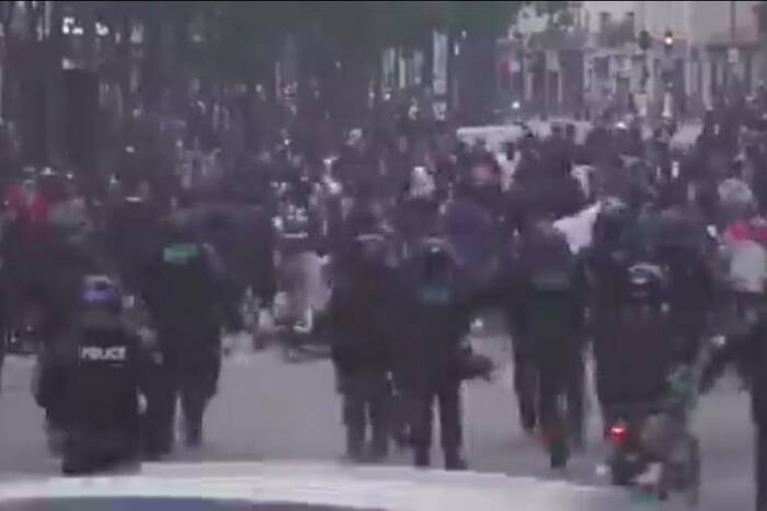 Dymy w Paryżu. Kibice nie czekali na ostatni gwizdek [WIDEO]