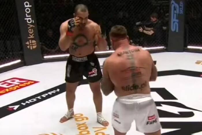 Zapomniany freakfighter wraca po kilku latach. Chce walki z niepokonaną gwiazdą