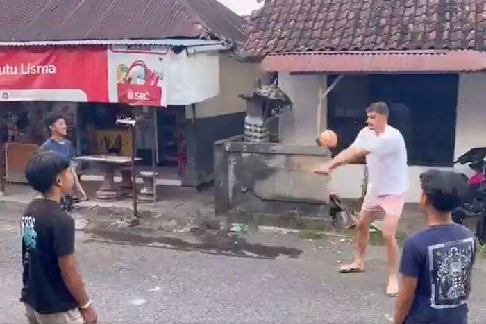 Ależ im zrobił niespodziankę! Nawet nie zdradził, kim jest [WIDEO]