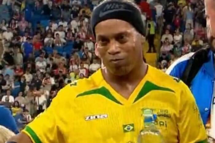 "Ronaldinho z wodą z Biedronki". Fani zadrwili z Meczu Legend [ZDJĘCIE]