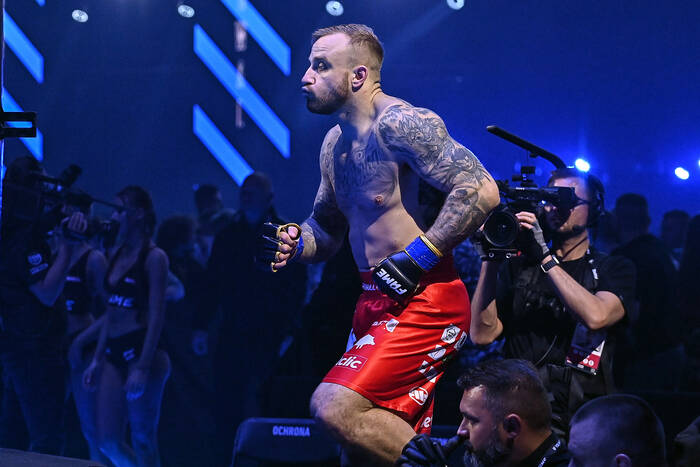 Hit od Prime MMA. Trzech zawodników w klatce