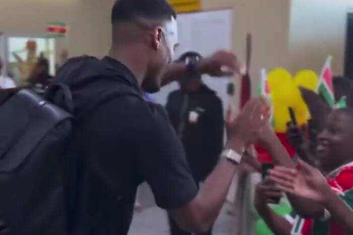 Gorące przywitanie gwiazdora Liverpoolu. Odwiedził rodzinny kraj [WIDEO]