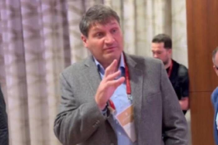 Gołota na... zjeździe PZPN. Tego jeszcze nie grali [WIDEO]