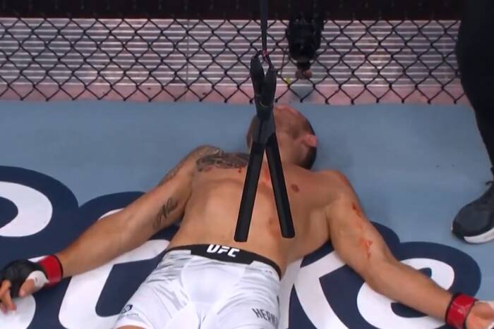 Padł nieprzytomny na matę! Nokaut z piekła rodem na UFC [WIDEO]