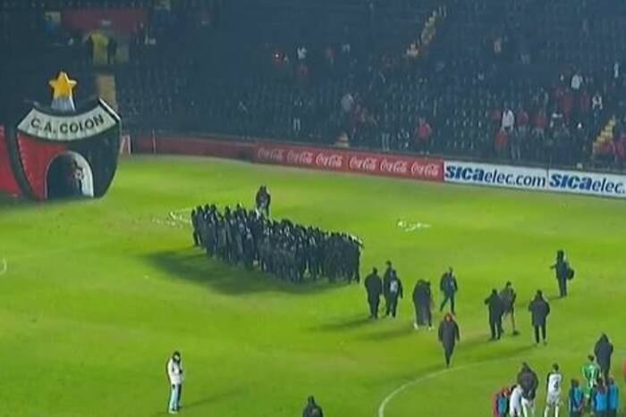 Policja zabrała piłkarzy z boiska. Niebywałe sceny [WIDEO]