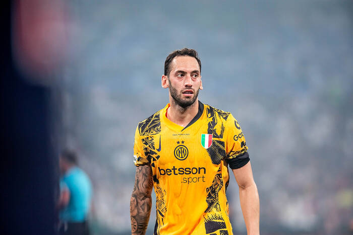 Calhanoglu zagra z reprezentantem Polski? Rozmowy w toku Calhanoglu zagra z reprezentantem Polski? Rozmowy w toku