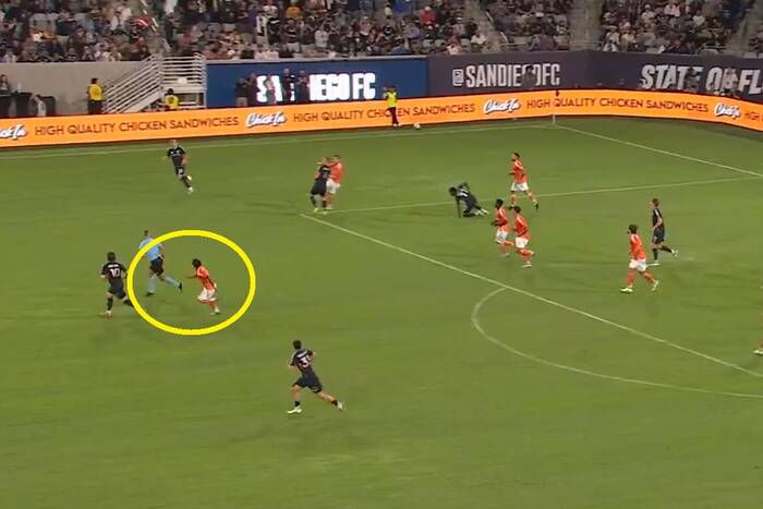 Wow! Co za gol byłej gwiazdy Ekstraklasy. Rajd przez niemal całe boisko [WIDEO]