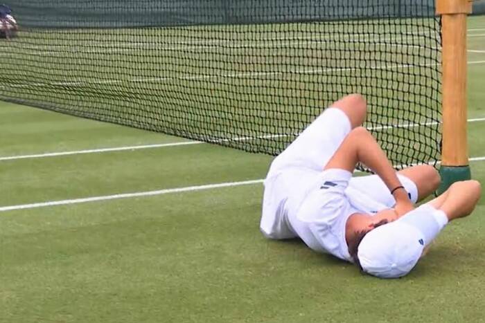 Szok na Wimbledonie. Trafił kumpla z debla piłką. Mecz trzeba było zakończyć