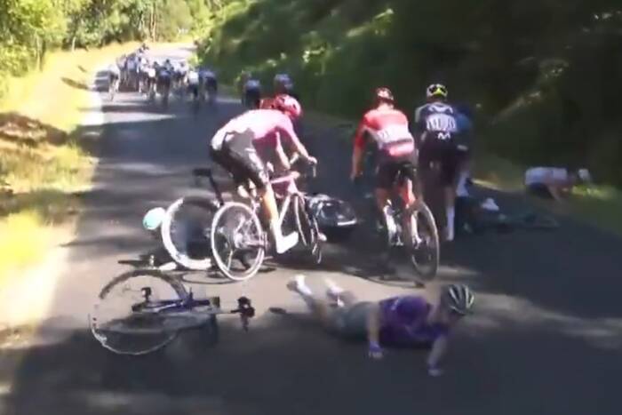 Okropna kraksa w Tour de France. Już witali się z gąską [WIDEO]