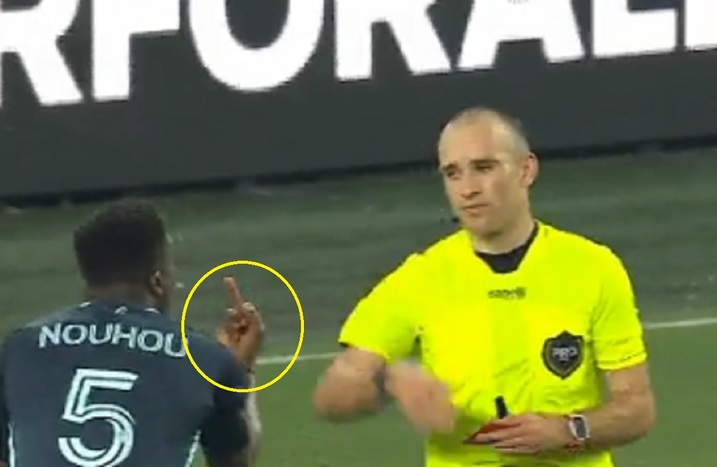 Pokazał arbitrowi środkowy palec. Aż trudno w to uwierzyć [WIDEO]