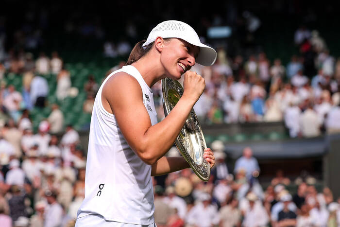 Hit! Tak Wimbledon obdarował Świątek. Nawiązano do jej "kradzieży" [ZDJĘCIE]