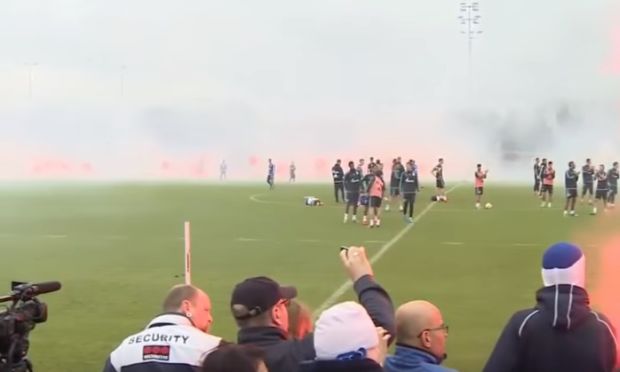 Fani Schalke w niezwykły sposób wspierają klub [video]