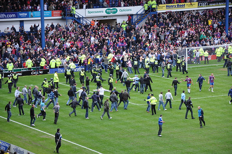 Bójka kibiców Leeds i Eintrachtu [video]