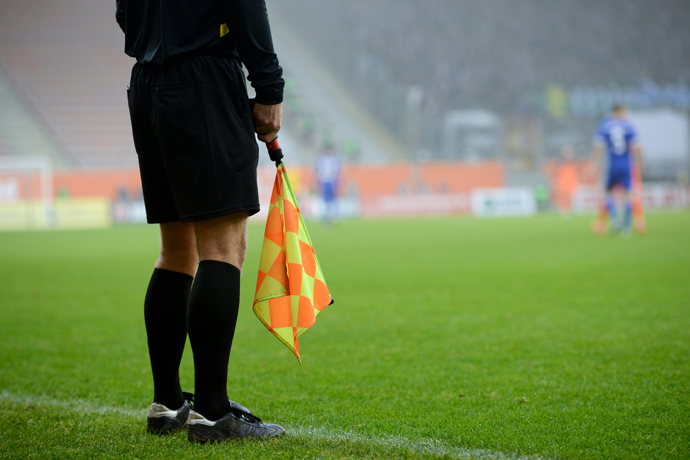 Ujawniono zarobki sędziów Premier League. Tyle inkasują czołowi arbitrzy. Kwota zwala z nóg