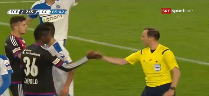 Niezwykły gest fair play Embolo [video]