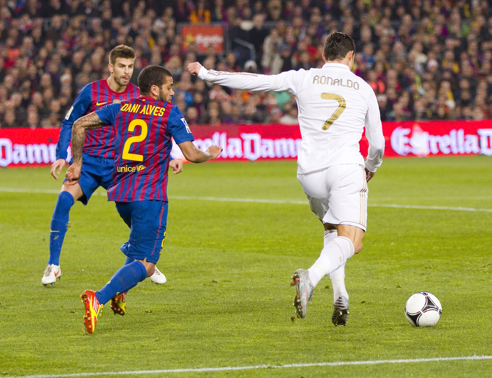 El Clasico pod specjalną kontrolą. "Nawet kanapki będą badane"