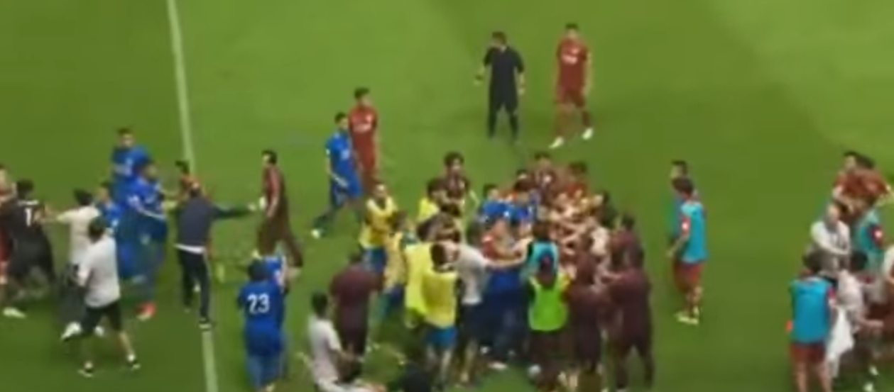 Awantura na boisku. Była gwiazda Chelsea w roli głównej [VIDEO]