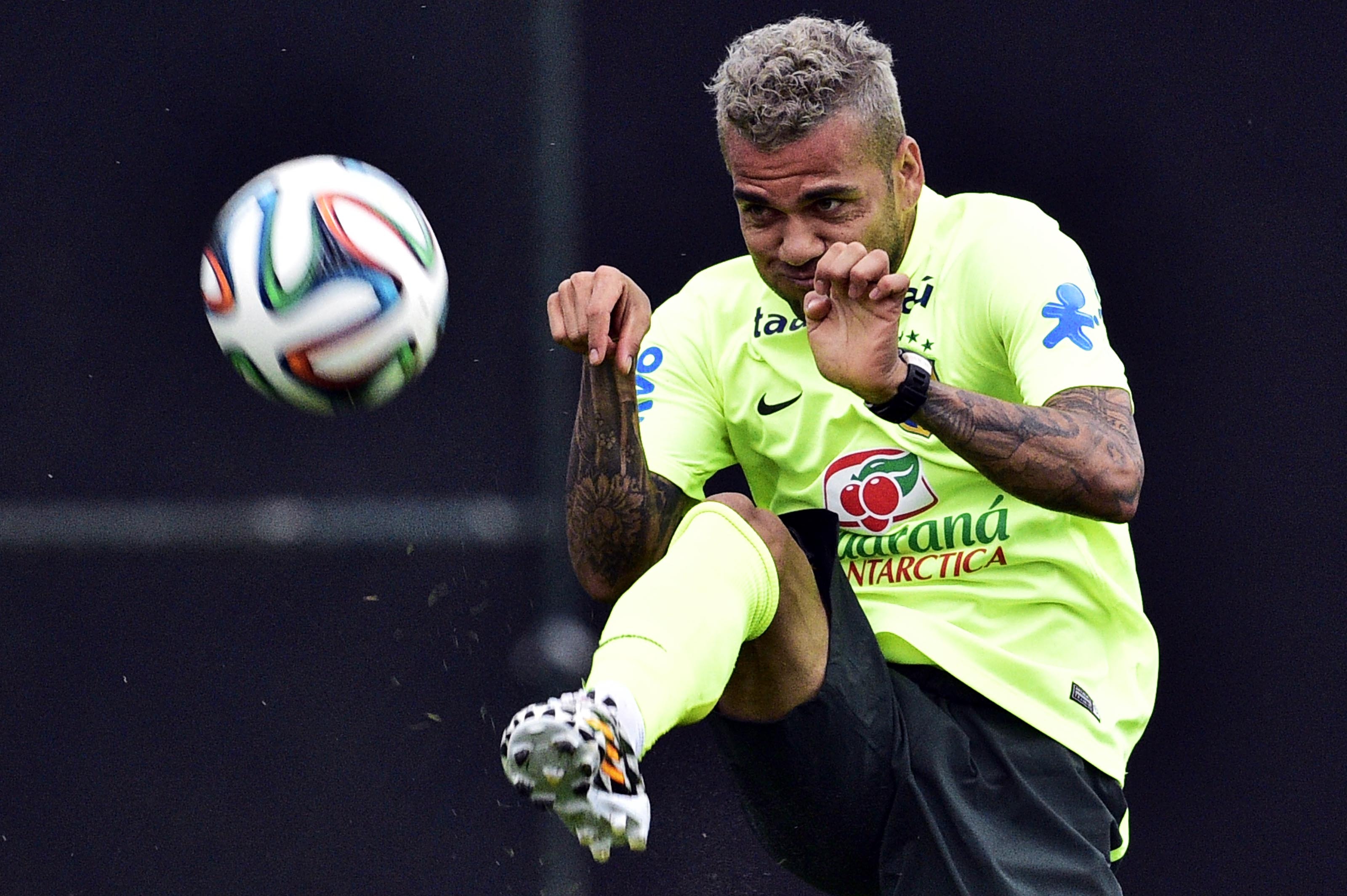 Alves: Podziwiam Guardiolę, ale przejście do PSG miało więcej sensu niż gra w Manchesterze City
