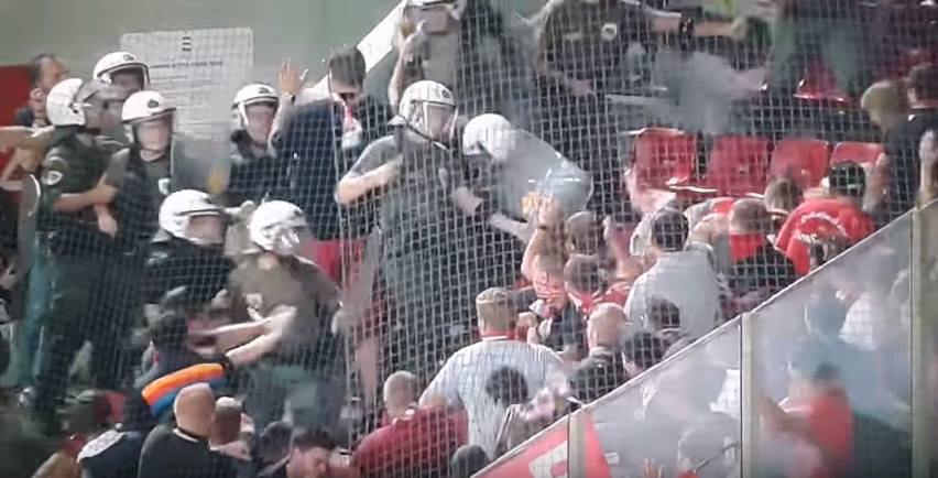 Bójka kibiców Bayernu z grecką policją [video]