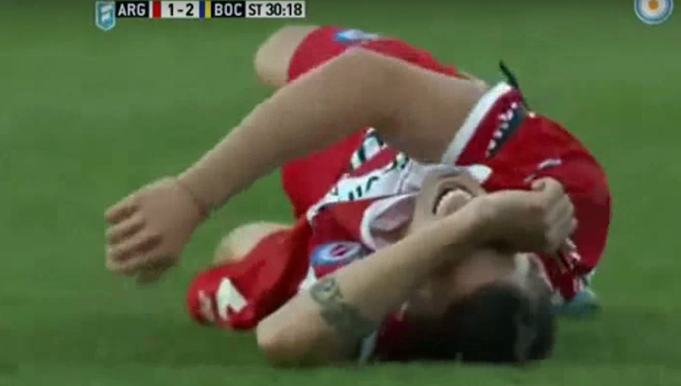 Tevez łamie nogę rywalowi. I przeprasza [video]