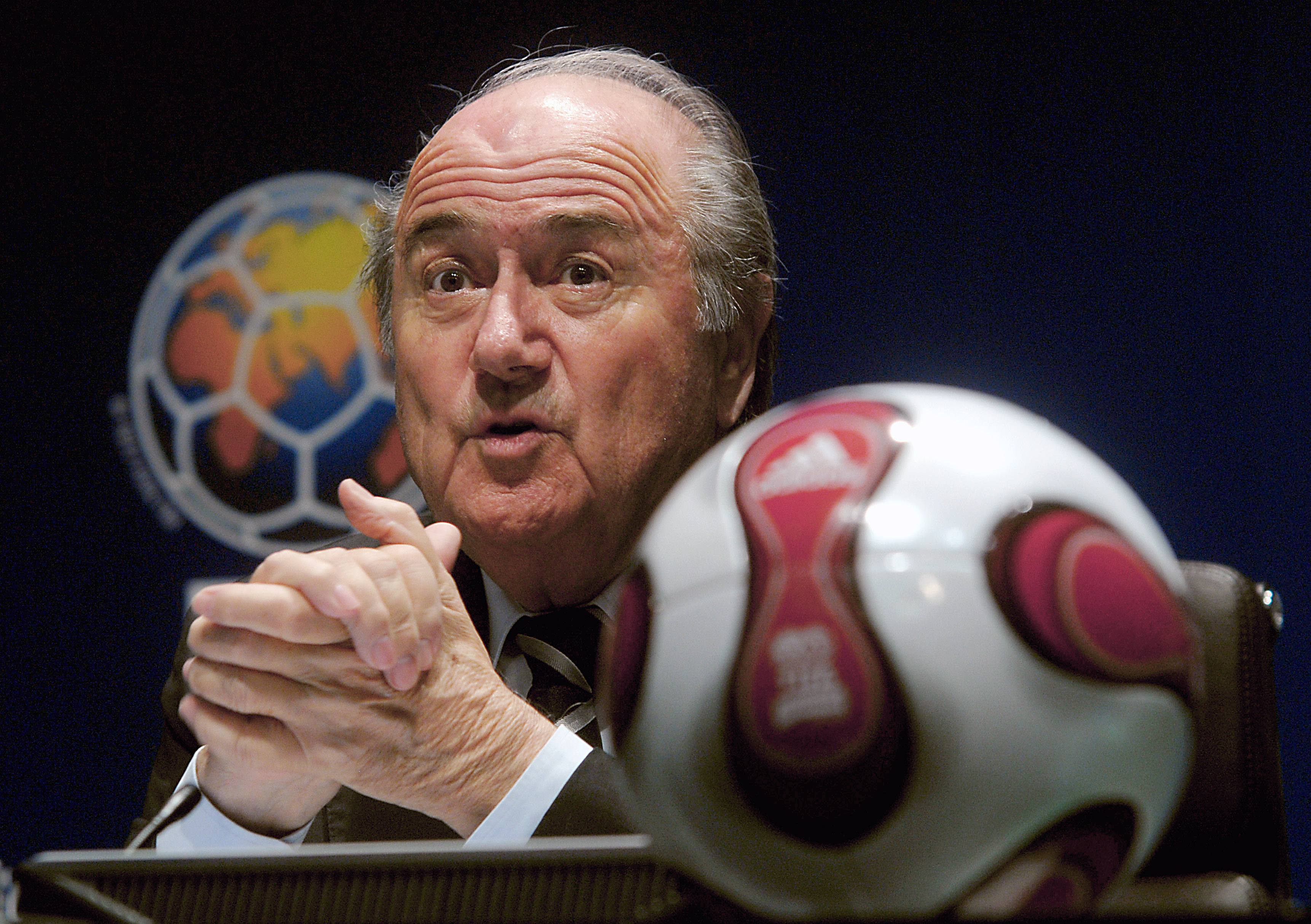 Blatter potwierdził odejście. Skandal na konferencji