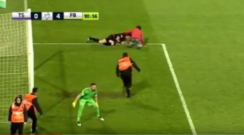 Kibic pobił sędziego w lidze tureckiej [VIDEO]