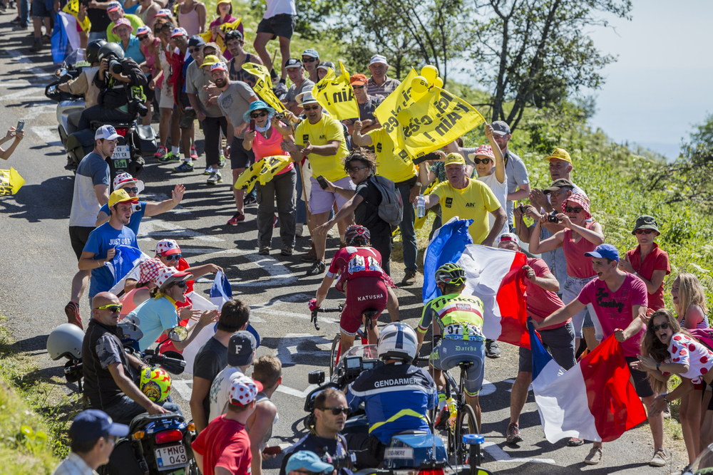 TdF: Groźna kraksa z udziałem Majki. Duża strata Polaka, koniec marzeń