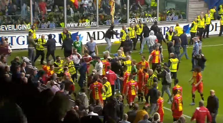 Chuligani zaatakowali piłkarzy po barażu o Eredivisie [VIDEO]