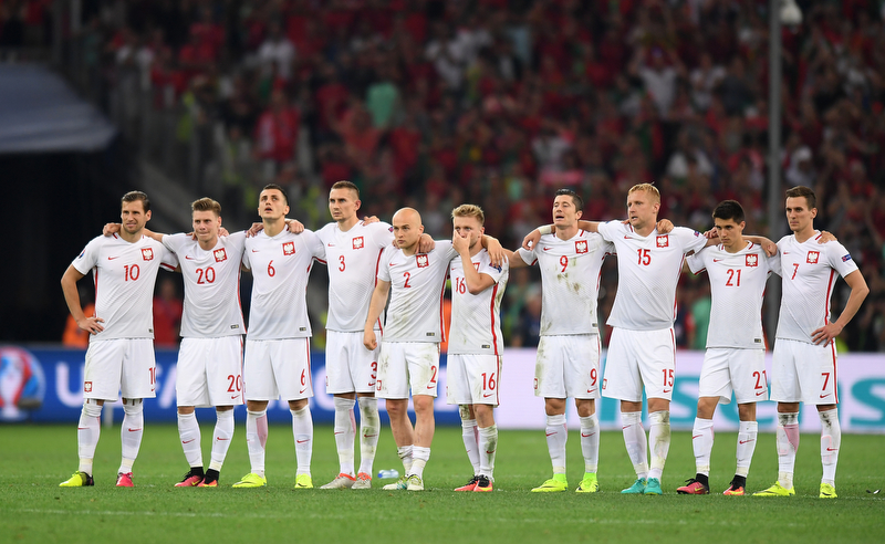 Biało-czerwoni już w Polsce. Powitały ich tłumy kibiców [VIDEO]