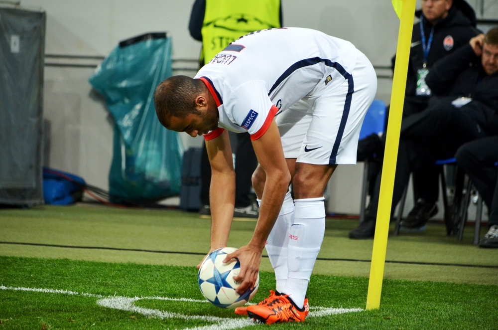 Skandal w meczu PSG: Lucas trafiony przez kibica [VIDEO]