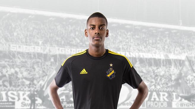 Real i Barcelona obserwują napastnika AIK Sztokholm 