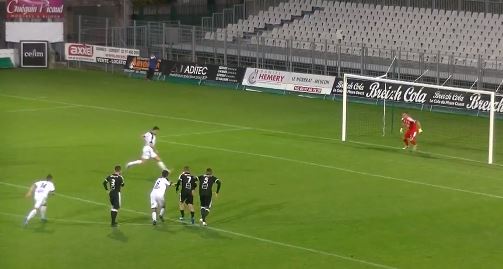 Nieprawdopodobna parada przy karnym. Co tam się stało?! [VIDEO]