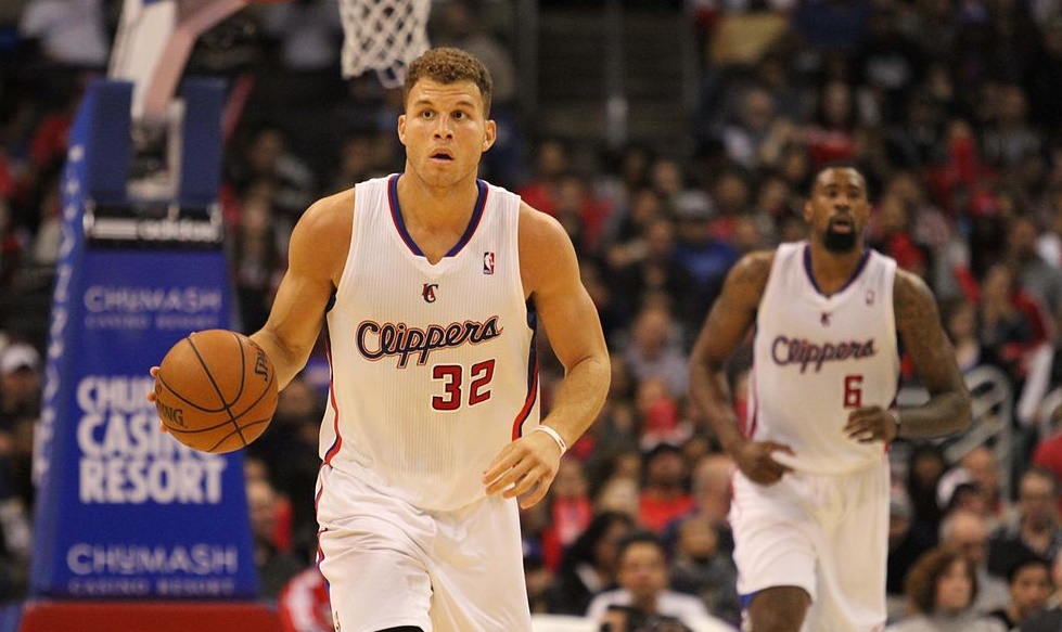 Koszykarz NBA trafił rywala w twarz... butem [VIDEO]