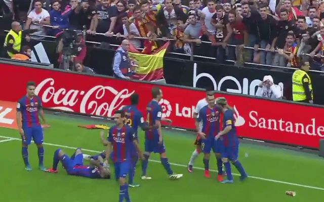 Kontrowersje pod koniec meczu Valencii z Barcą. Neymar trafiony butelką [VIDEO]