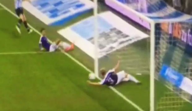 Świetnie interweniował, sędzia przez pomyłkę... wyrzucił go z boiska! [VIDEO]