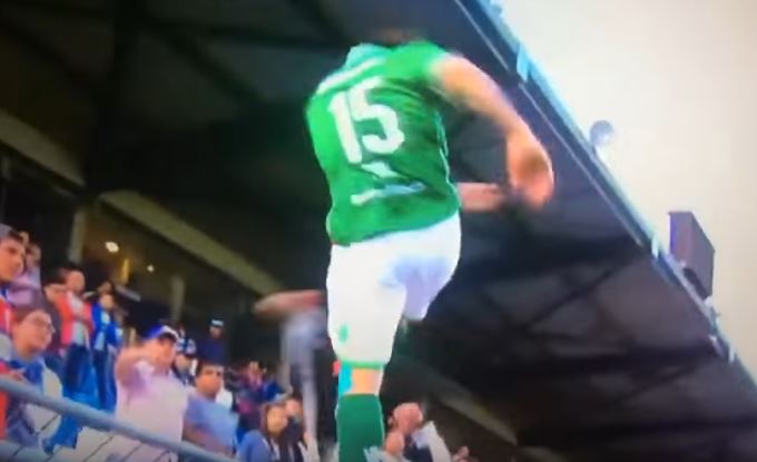 Szokujące sceny w Chile. Piłkarz próbował kopnąć kibica w głowę! [VIDEO]