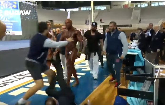 Skandal w kulturystyce. Zawodnik uderzył sędziego [VIDEO]