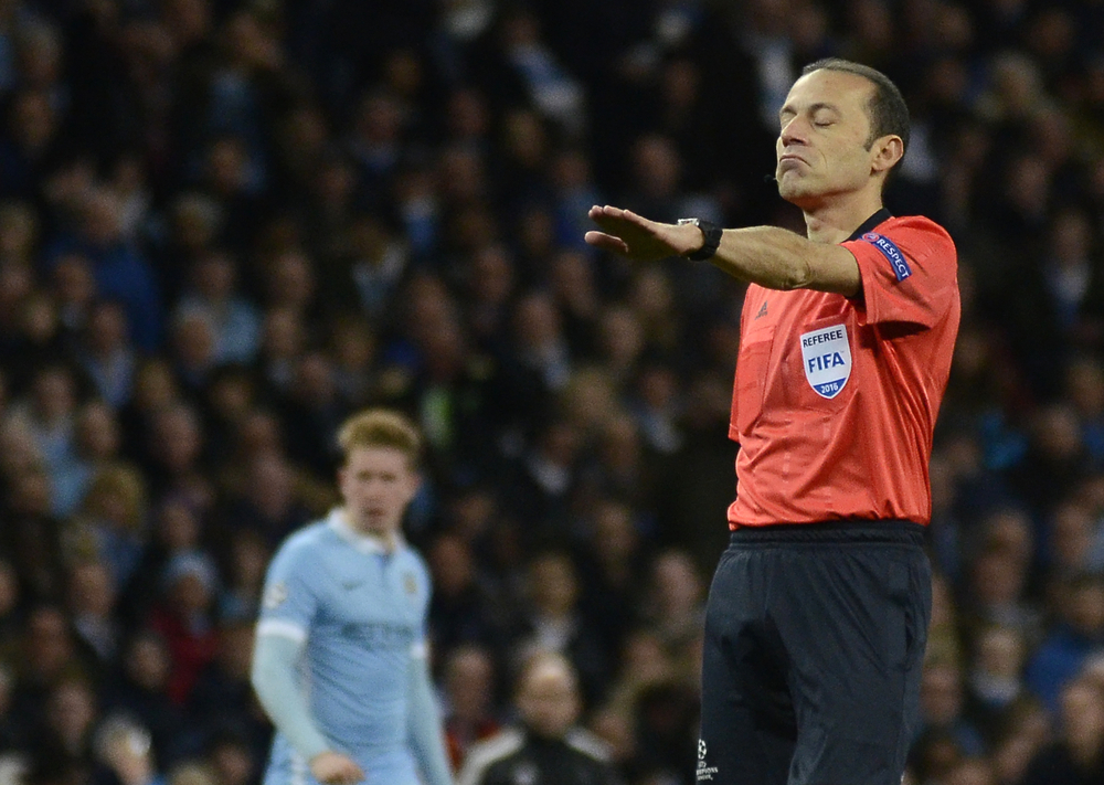 Kuriozalna wpadka znanego arbitra. Podyktował karnego za... rękę bramkarza [VIDEO]