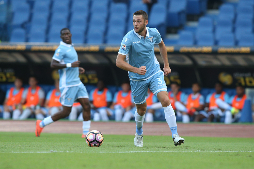 Stefan de Vrij na celowniku Bayernu i Chelsea