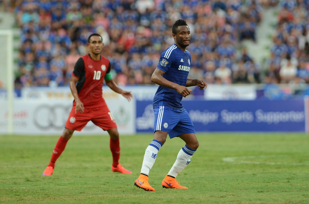 John Obi Mikel rozmawia z Valencią
