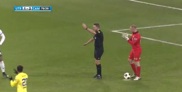 Historyczna chwila w Holandii: Wykorzystano powtórkę do anulowania rzutu karnego [VIDEO]