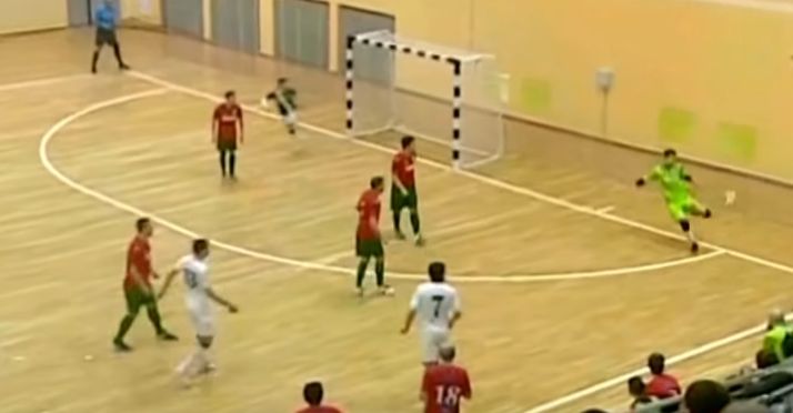 Nieprawdopodobny gol w futsalu. Piłkarz wcale tego nie chciał! [VIDEO]