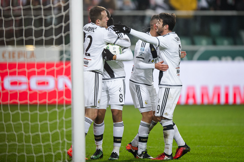 Legia wygrała w Gdyni po golu Jodłowca