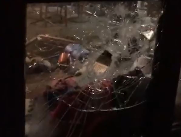 Kibice Ajaksu zaatakowani w Warszawie. Zdemolowano lokal, w którym przebywali [VIDEO]