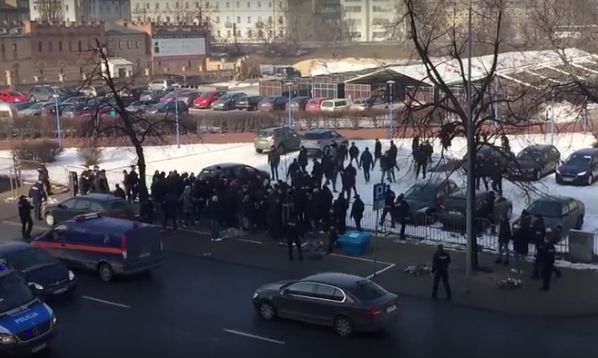 Odwet fanów Ajaksu. Zaatakowali pub Legii [VIDEO]