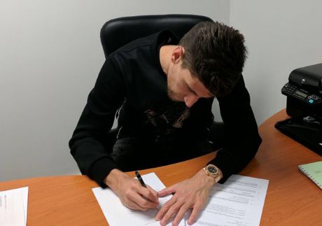 Obrońca Swansea przedłużył kontrakt z klubem