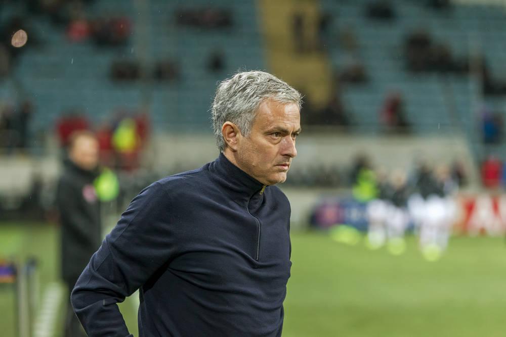 Piękny gest Mourinho - założył koszulkę z inicjałami Ranieriego. I skrytykował piłkarzy Leicester: Myśleli tylko o kontraktach, transferach i pieniądzach