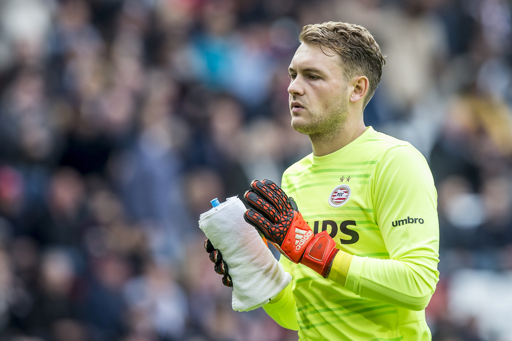 Kuriozalny samobój w Holandii. Bramkarz PSV włożył piłkę do swojej bramki [VIDEO]
