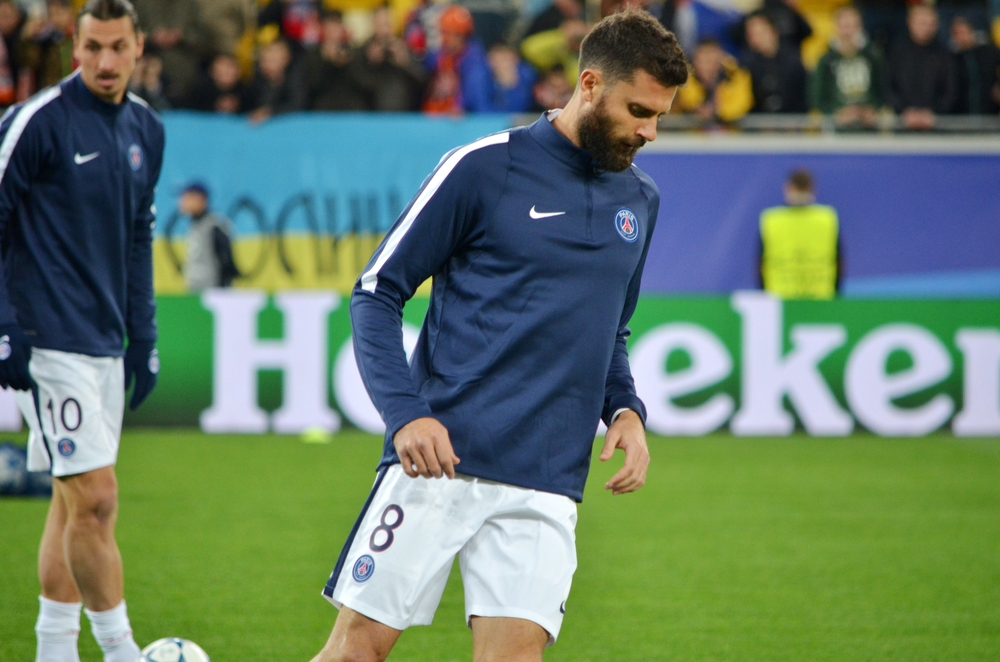 Fani PSG czekali na piłkarzy na lotnisku. Motta potrącił kibica [VIDEO]