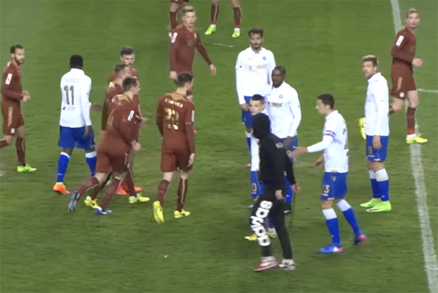 Skandal w Chorwacji. Chuligan wygrażał sędziemu i piłkarzom [VIDEO]